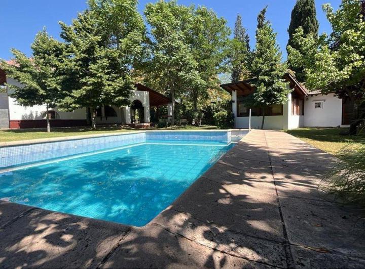 Casa · 345m² · 8 Ambientes · 4 Cocheras