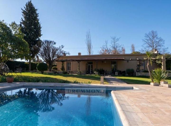 Casa · 500m² · 6 Ambientes · 1 Cochera