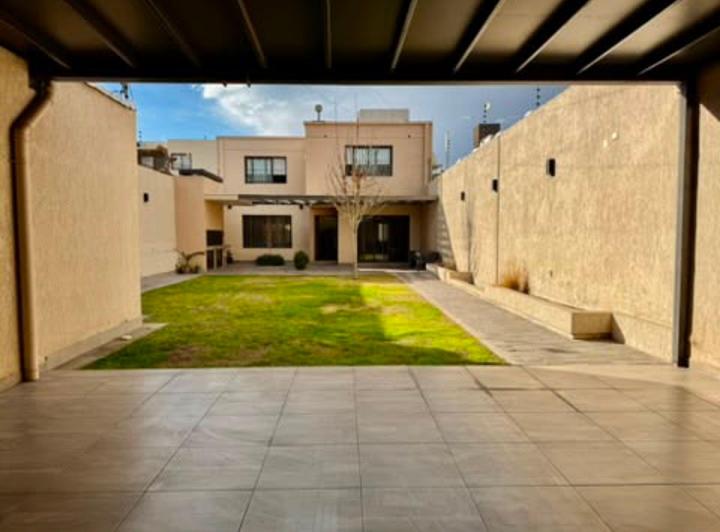 Casa · 240m² · 6 Ambientes · 2 Cocheras