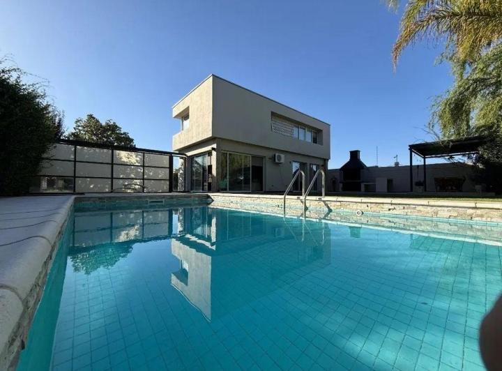 Casa · 248m² · 4 Ambientes · 2 Cocheras