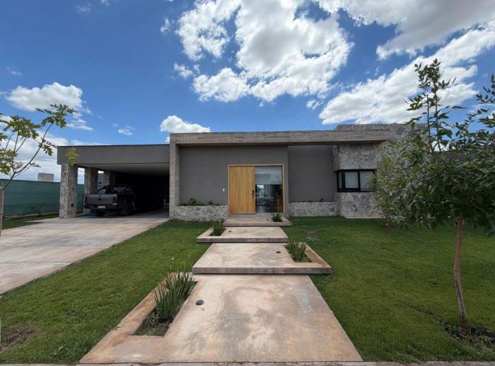 Casa · 266m² · 4 Ambientes · 2 Cocheras