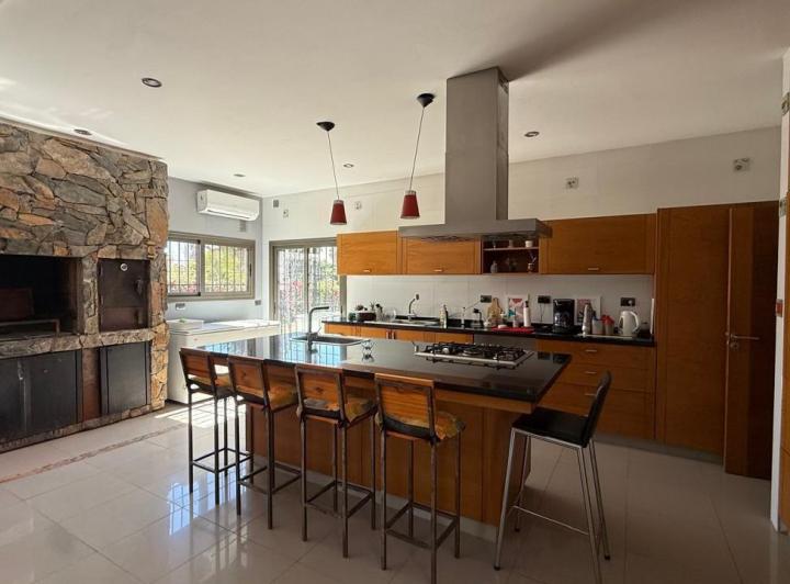 Casa · 200m² · 4 Ambientes · 2 Cocheras