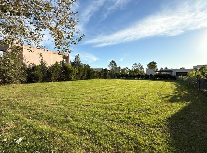 Terreno · 838m²