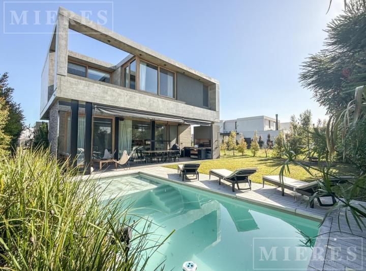 Casa · 216m² · 5 Ambientes · 4 Cocheras