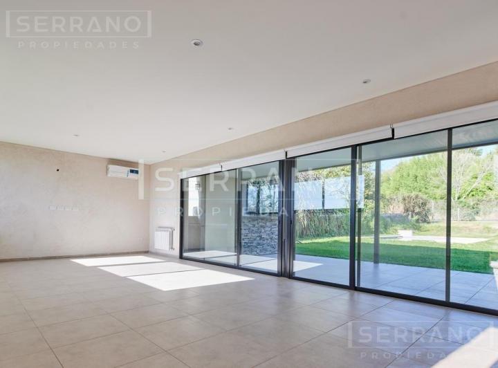 Casa · 180m² · 4 Ambientes · 4 Cocheras