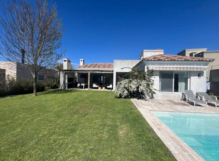 Casa · 173m² · 5 Ambientes · 2 Cocheras