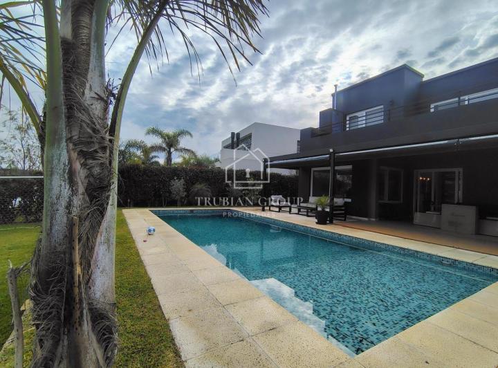Casa · 280m² · 4 Ambientes · 2 Cocheras