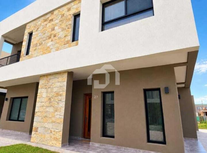 Casa · 130m² · 5 Ambientes · 2 Cocheras