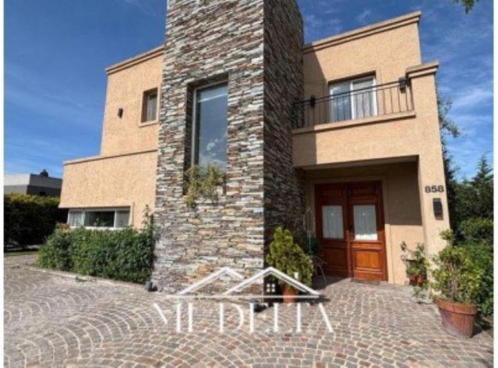 Casa · 158m² · 6 Ambientes · 2 Cocheras