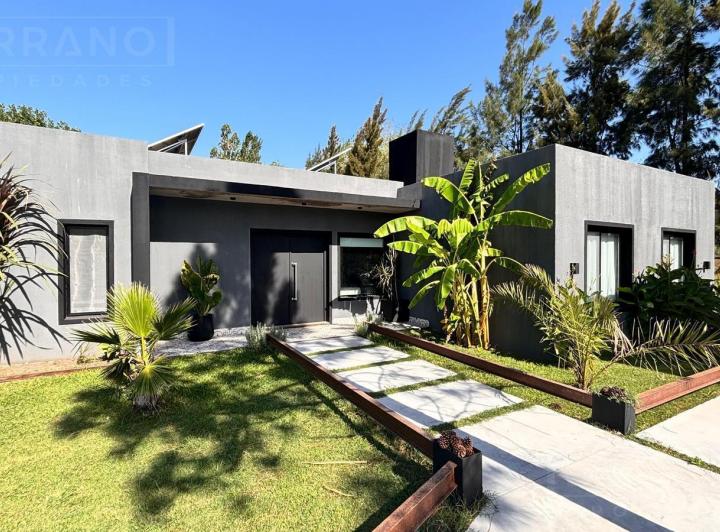Casa · 153m² · 4 Ambientes · 3 Cocheras