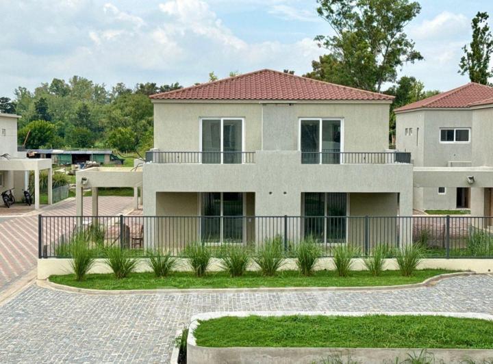 Casa · 100m² · 4 Ambientes · 1 Cochera