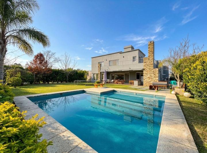 Casa · 300m² · 5 Ambientes · 2 Cocheras