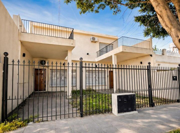 Casa · 265m² · 7 Ambientes · 2 Cocheras