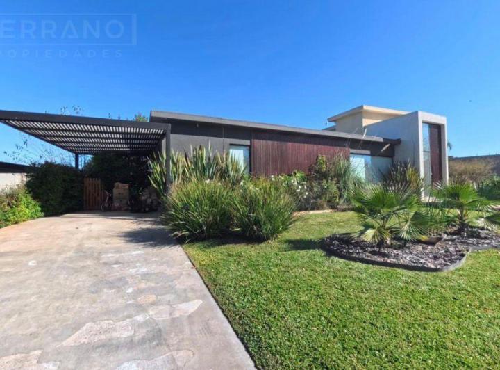 Casa · 166m² · 4 Ambientes · 2 Cocheras