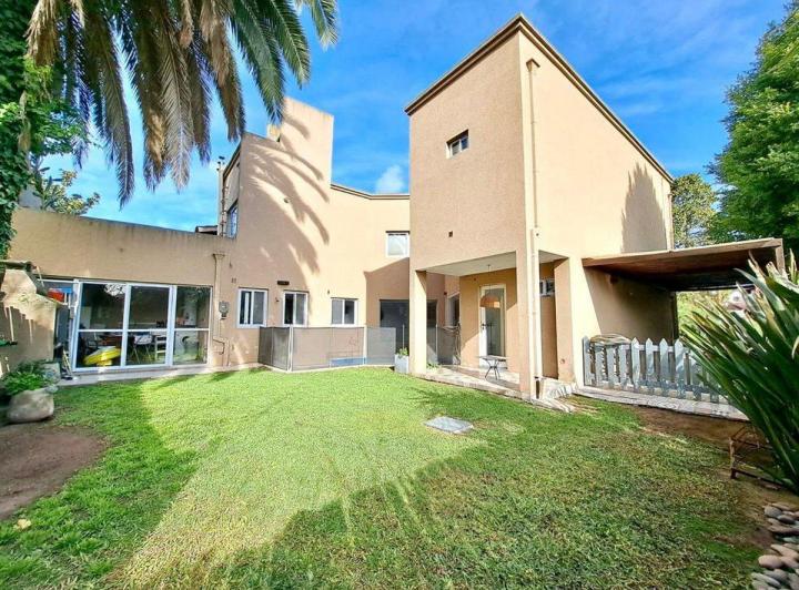 Casa · 200m² · 5 Ambientes · 2 Cocheras