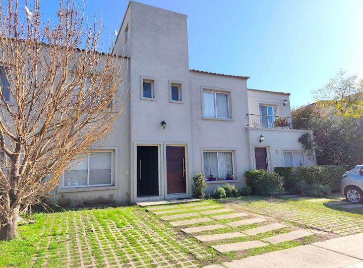 Casa · 66m² · 3 Ambientes · 2 Cocheras