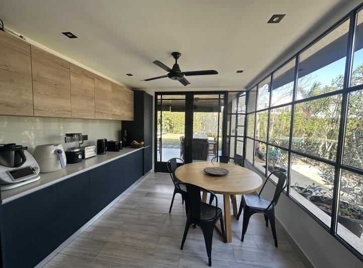 Casa · 284m² · 6 Ambientes · 3 Cocheras