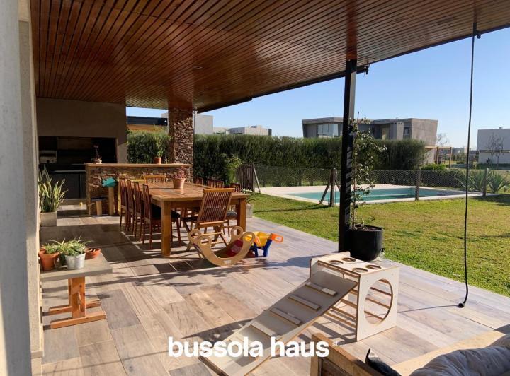 Casa · 210m² · 5 Ambientes · 5 Cocheras