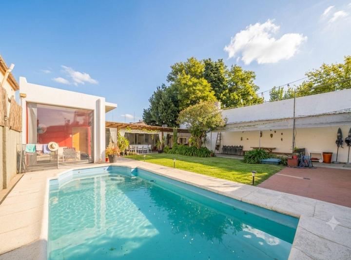 Casa · 240m² · 4 Ambientes · 3 Cocheras