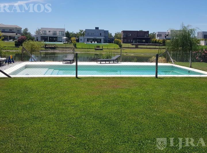 Casa · 180m² · 5 Ambientes · 4 Cocheras