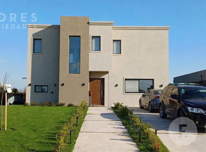 Casa · 187m² · 5 Ambientes · 4 Cocheras