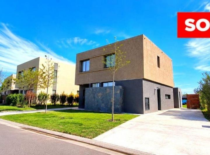 Casa · 153m² · 4 Ambientes · 1 Cochera