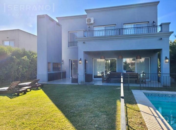 Casa · 230m² · 4 Ambientes · 5 Cocheras