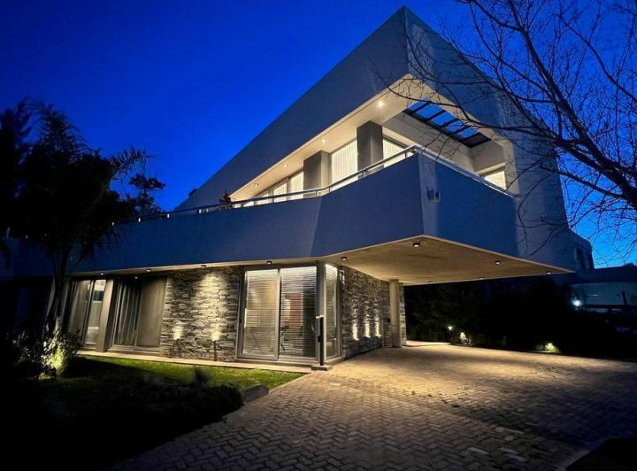 Casa · 240m² · 6 Ambientes · 2 Cocheras