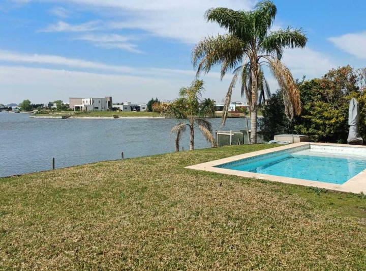 Casa · 220m² · 6 Ambientes · 1 Cochera