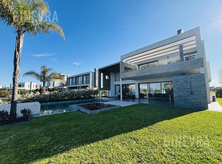 Casa · 322m² · 5 Ambientes · 2 Cocheras