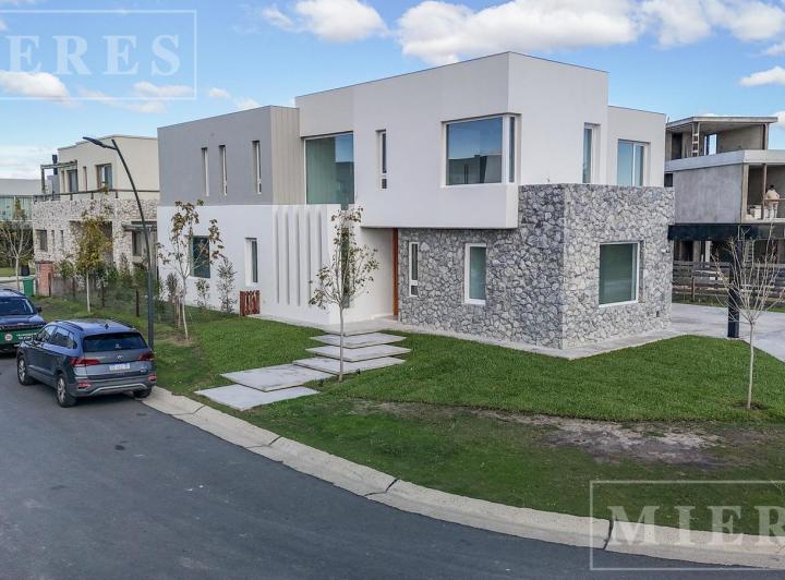 Casa · 263m² · 7 Ambientes · 2 Cocheras
