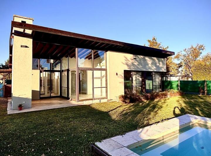 Casa · 120m² · 4 Ambientes · 4 Cocheras