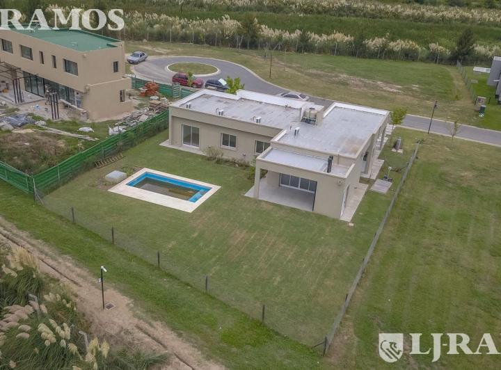 Casa · 143m² · 5 Ambientes · 4 Cocheras