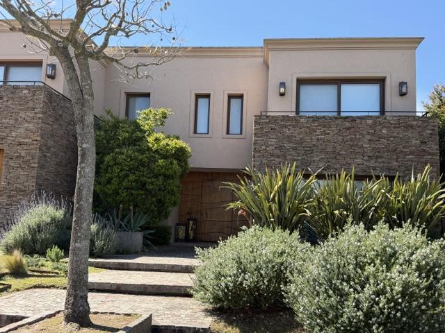 Casa · 540m² · 6 Ambientes · 4 Cocheras