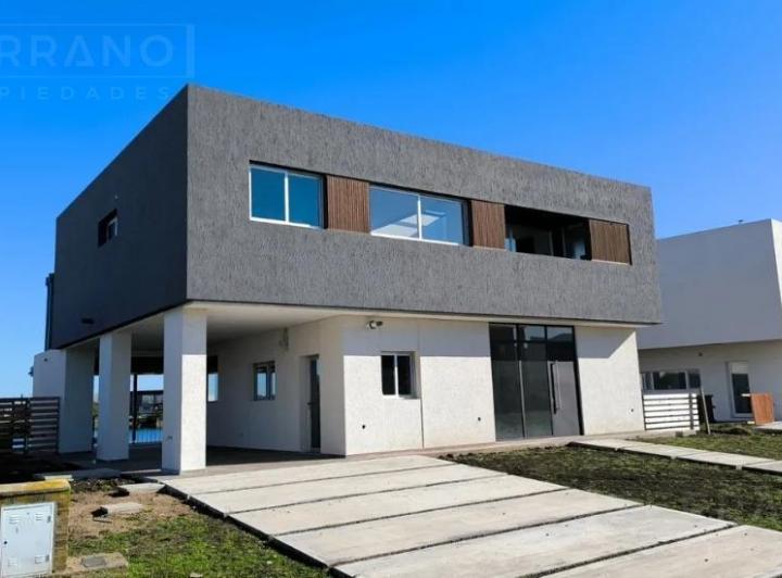 Casa · 219m² · 6 Ambientes · 2 Cocheras