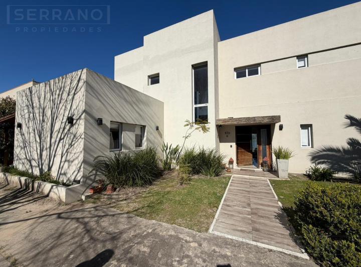 Casa · 172m² · 5 Ambientes · 2 Cocheras