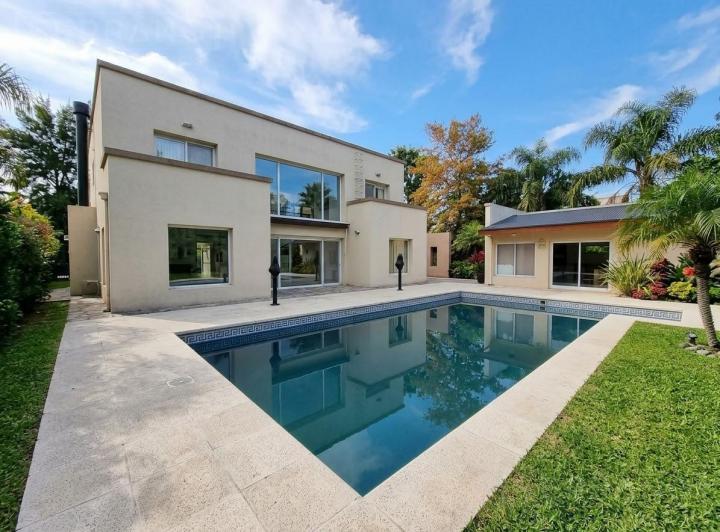 Casa · 385m² · 6 Ambientes · 4 Cocheras