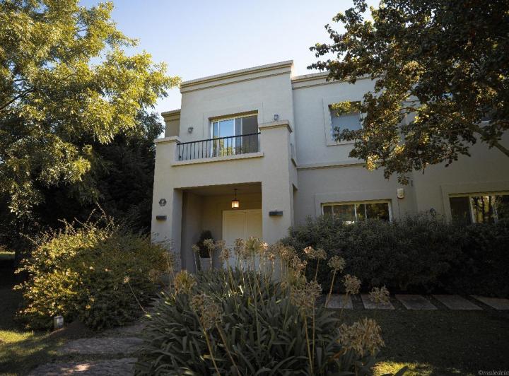 Casa · 450m² · 7 Ambientes · 2 Cocheras