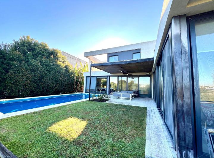 Casa · 530m² · 7 Ambientes · 4 Cocheras