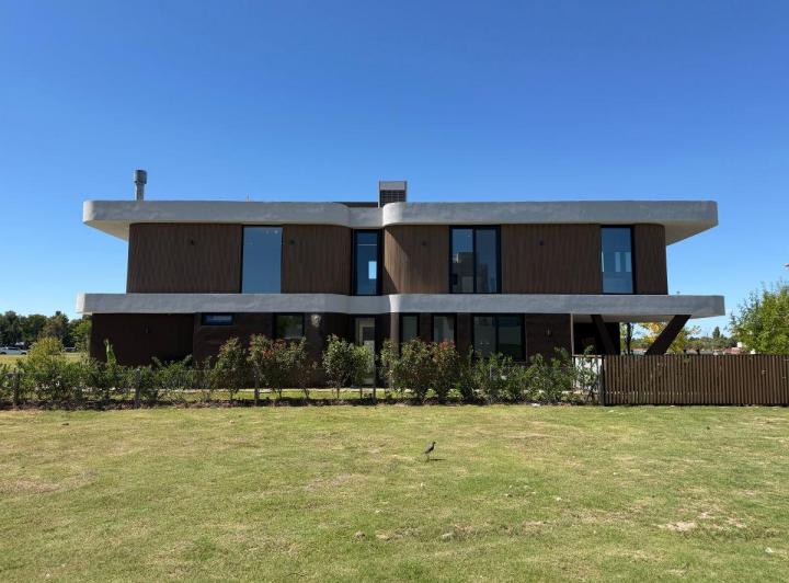Casa · 550m² · 10 Ambientes · 2 Cocheras