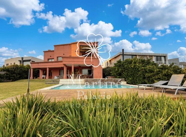 Casa · 820m² · 9 Ambientes · 4 Cocheras