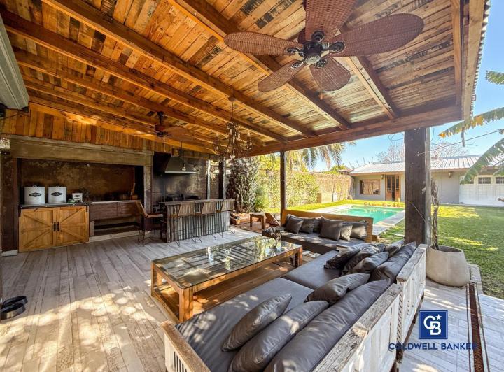 Casa · 315m² · 6 Ambientes · 2 Cocheras