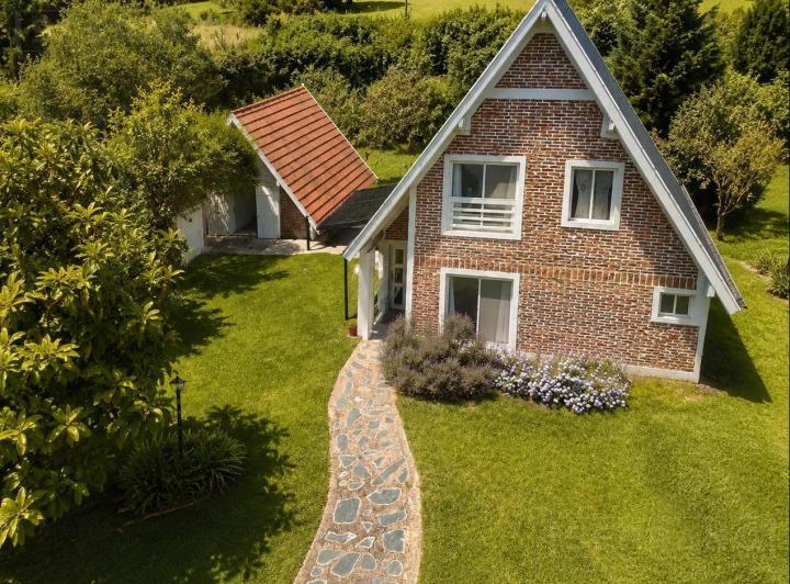 Casa · 180m² · 5 Ambientes · 2 Cocheras