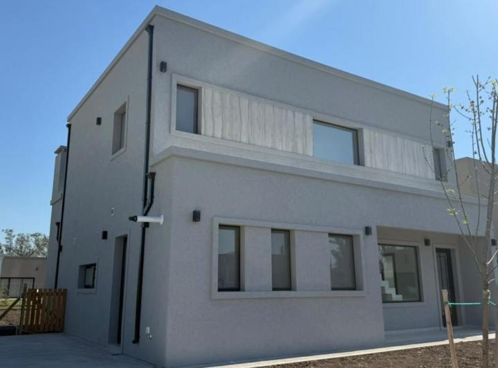 Casa · 179m² · 5 Ambientes · 4 Cocheras