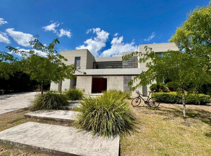 Casa · 360m² · 7 Ambientes · 2 Cocheras