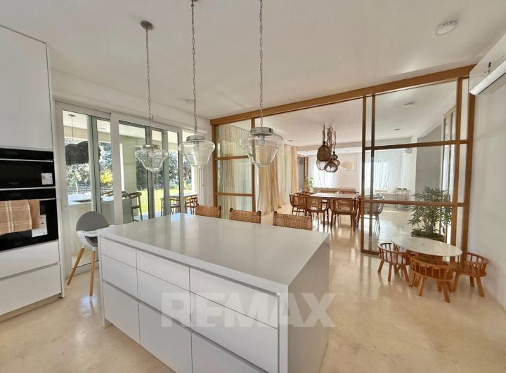 Casa · 296m² · 6 Ambientes · 2 Cocheras
