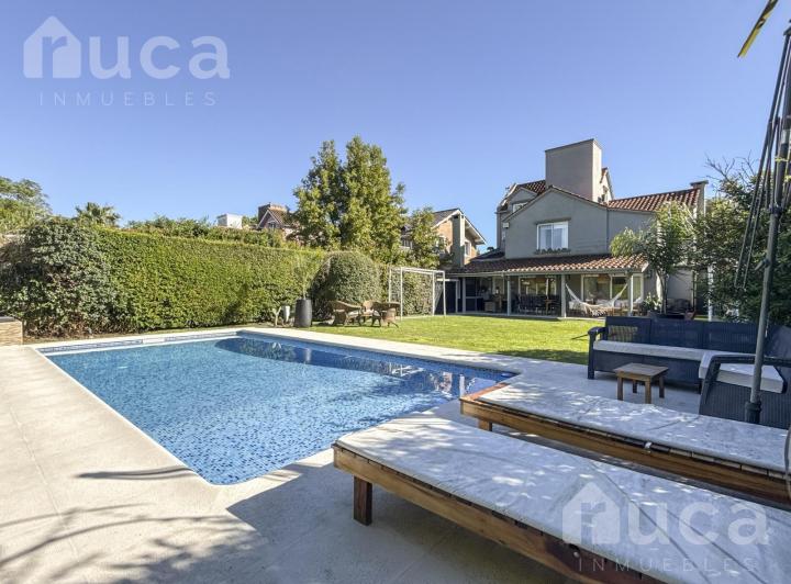 Casa · 225m² · 8 Ambientes · 2 Cocheras