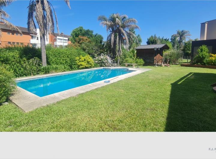 Casa · 151m² · 6 Ambientes · 2 Cocheras
