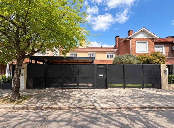 Casa · 250m² · 5 Ambientes · 2 Cocheras