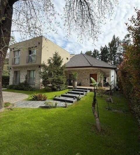 Casa · 300m² · 9 Ambientes · 4 Cocheras